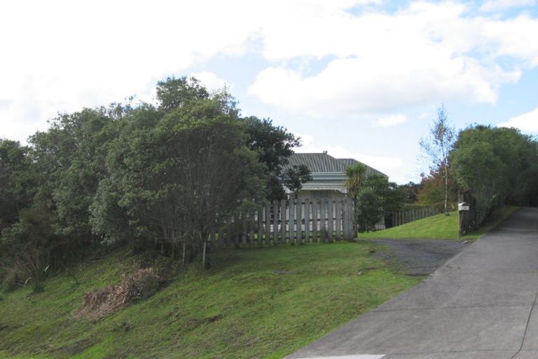 Photo of property in 2 Helios Place, Titirangi, Auckland, 0604