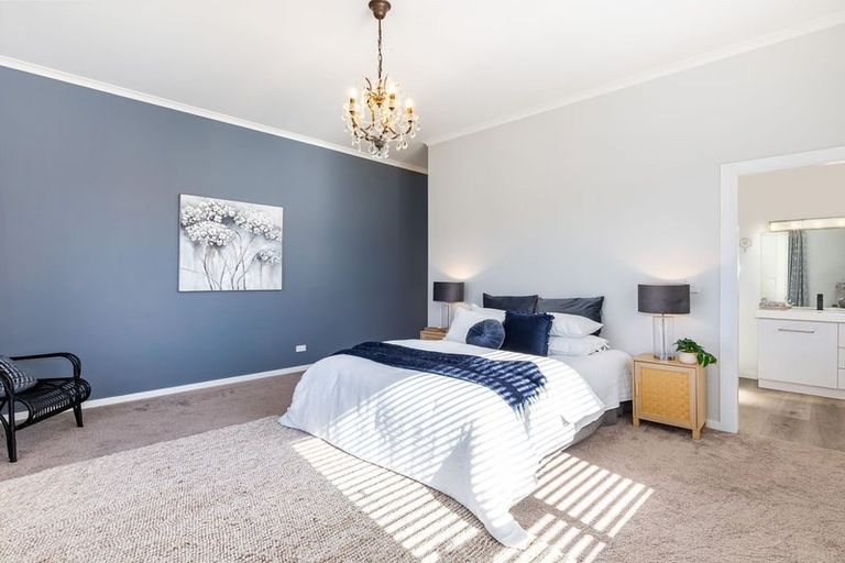 Photo of property in 21 Mcewen Crescent, Riverstone Terraces, Upper Hutt, 5018