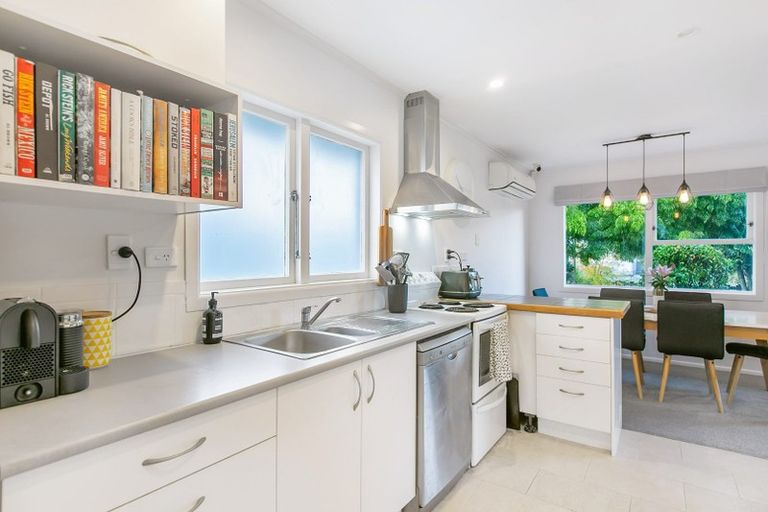Photo of property in 11 Hereford Street, Te Atatu Peninsula, Auckland, 0610