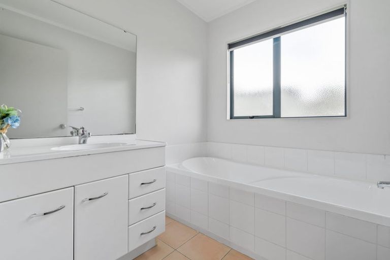 Photo of property in 5 Macadamia Close, Goodwood Heights, Auckland, 2105