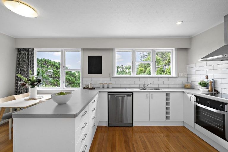 Photo of property in 18 Spenmoor Street, Newlands, Wellington, 6037