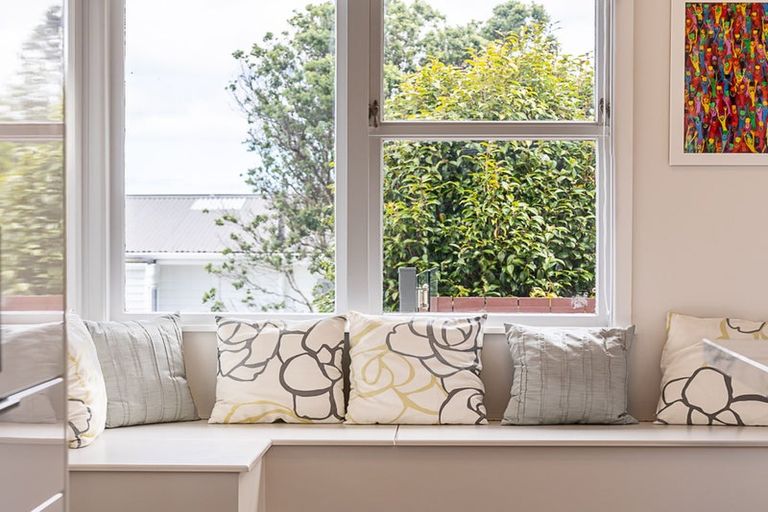 Photo of property in 16 Griffiths Grove, Newlands, Wellington, 6037