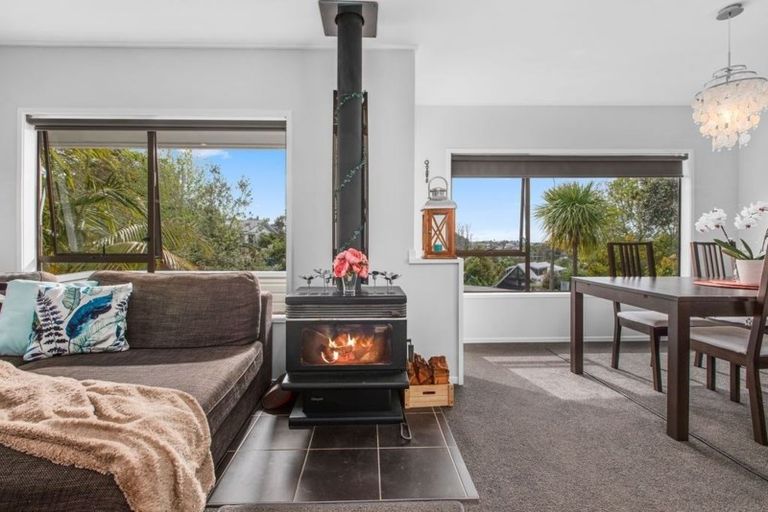 Photo of property in 1/6 Reynolds Place, Torbay, Auckland, 0630