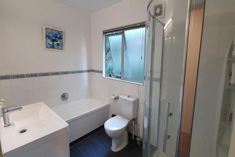 Photo of property in 21 Springwater Vale, Unsworth Heights, Auckland, 0632