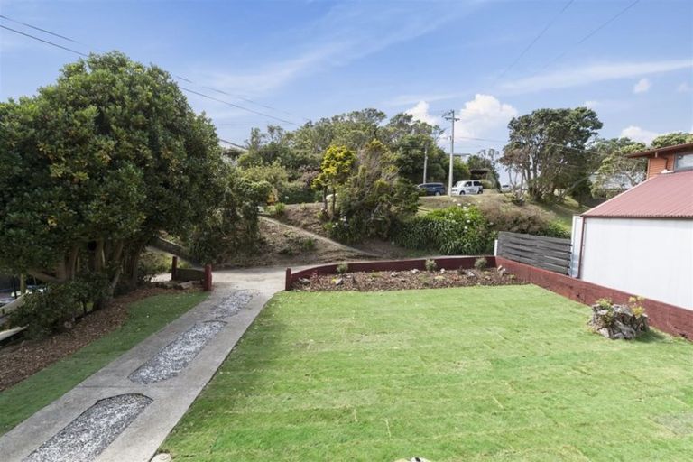 Photo of property in 36 Miles Crescent, Newlands, Wellington, 6037