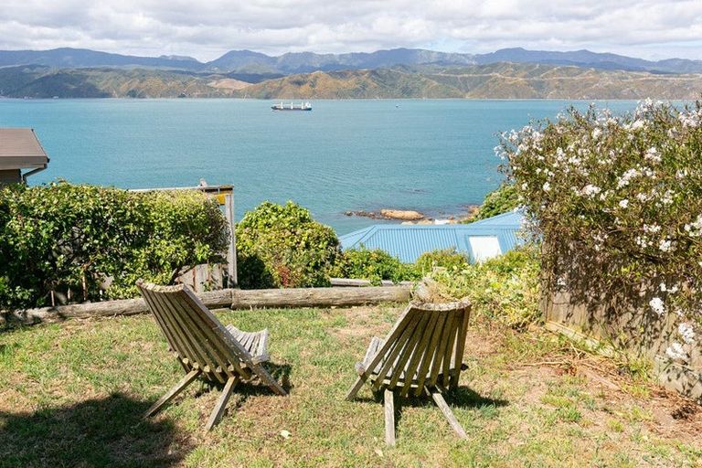 Photo of property in 102 Nevay Road, Karaka Bays, Wellington, 6022