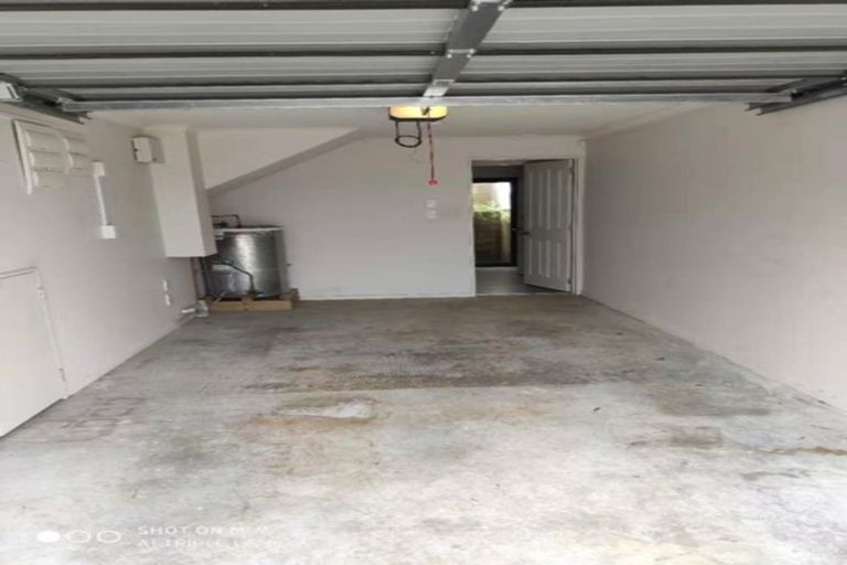 Photo of property in 1/2 Swan Hill Drive, Glen Eden, Auckland, 0602