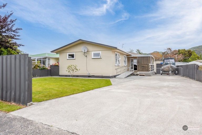 Photo of property in 8 Mimihau Grove, Wainuiomata, Lower Hutt, 5014