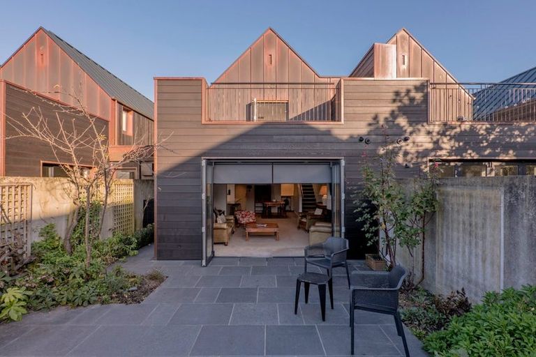 Photo of property in 93 Holly Road, St Albans, Christchurch, 8014