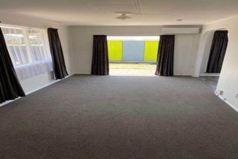 Photo of property in 12 Mosston Road, Castlecliff, Whanganui, 4501