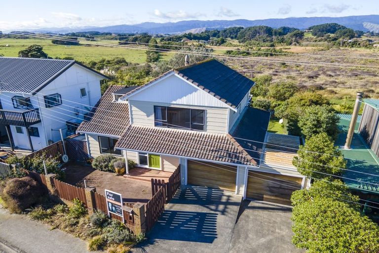 Photo of property in 12 Moana Street, Otaki Beach, Otaki, 5512