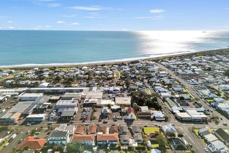 Photo of property in 2/502 Devon Street East, Strandon, New Plymouth, 4312