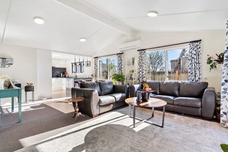 Photo of property in 25 Denarius Lane, Glendene, Auckland, 0602