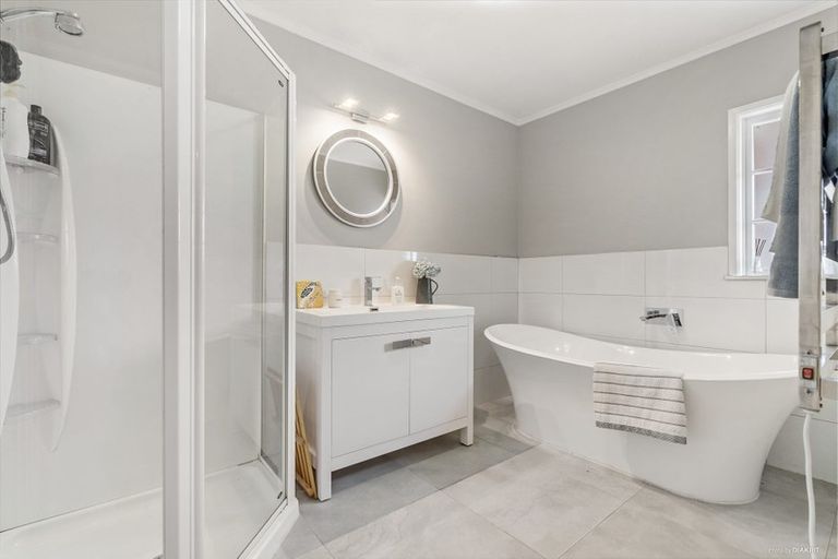 Photo of property in 18 Gum Road, Henderson Valley, Auckland, 0612