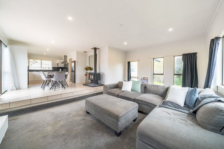 Photo of property in 5 Edelweiss Grove, Timberlea, Upper Hutt, 5018