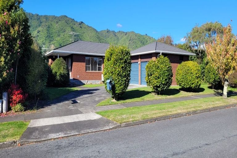 Photo of property in 17 Awanui Drive, Waikanae, 5036