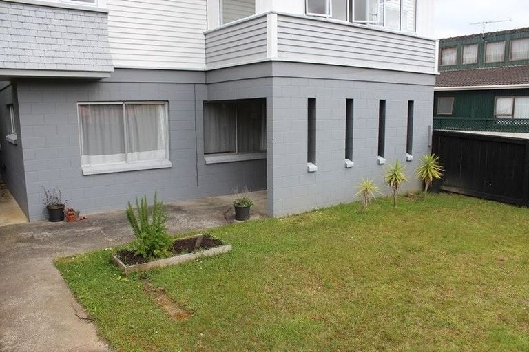 Photo of property in 1/16 Wernham Place, Northcote, Auckland, 0626