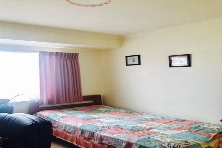 Photo of property in 15 Hillwell Drive, Henderson, Auckland, 0612