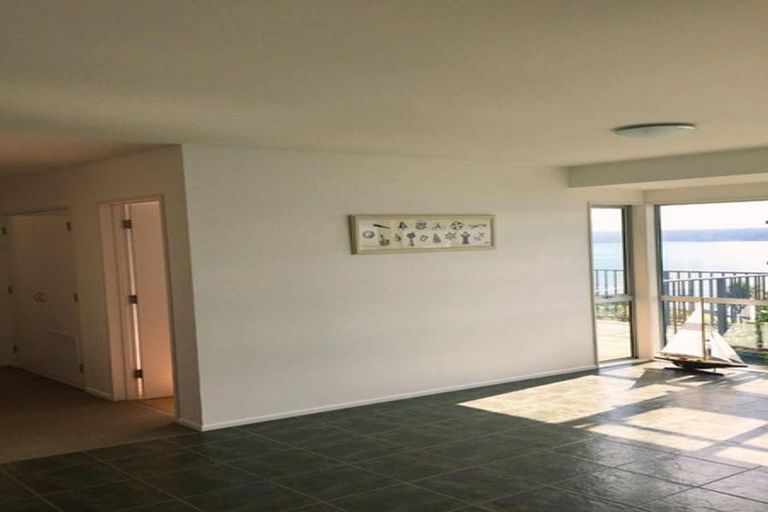 Photo of property in 15a Fortification Road, Karaka Bays, Wellington, 6022