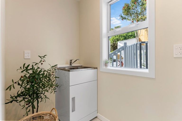Photo of property in 1 Pinnacle Street, Seatoun, Wellington, 6022