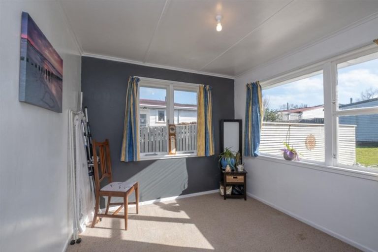 Photo of property in 100 Hathaway Street, Stratford, 4332