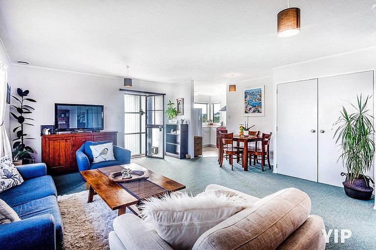 Photo of property in 37 Sunhaven Drive, Newlands, Wellington, 6037