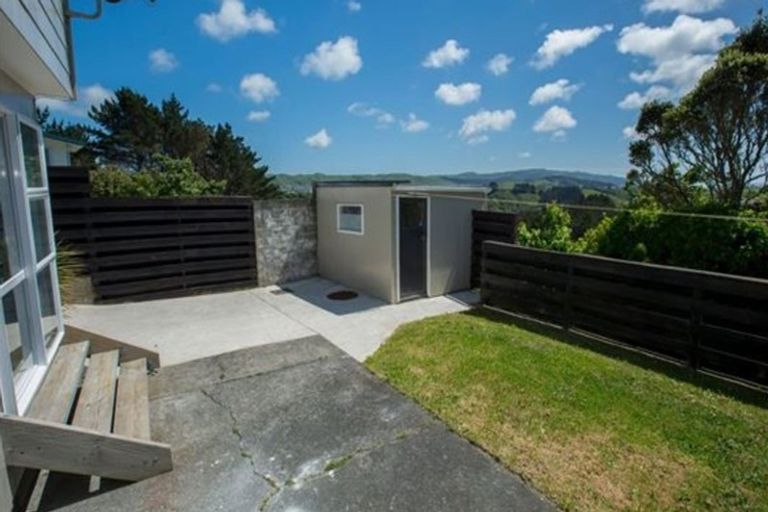 Photo of property in 12a Kingsbridge Place, Newlands, Wellington, 6037