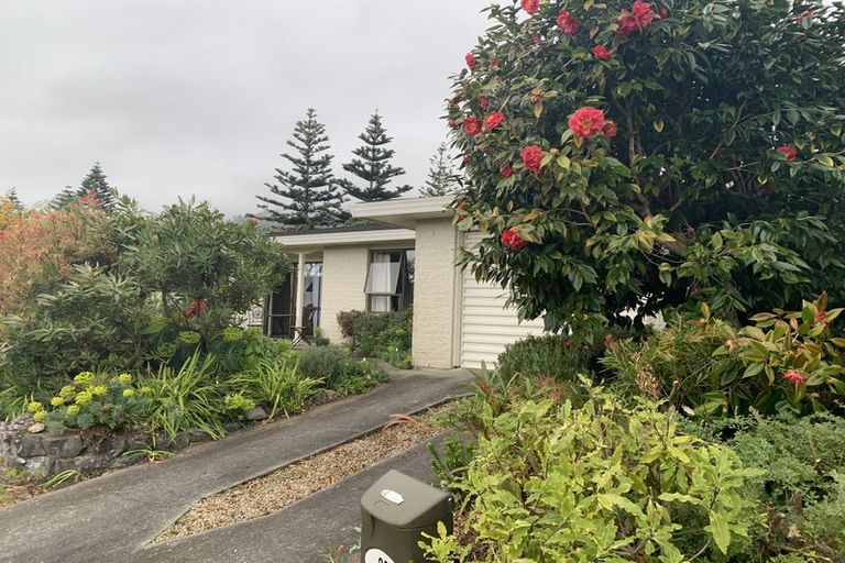 Photo of property in 28 Rewarewa Crescent, Waikanae, 5036