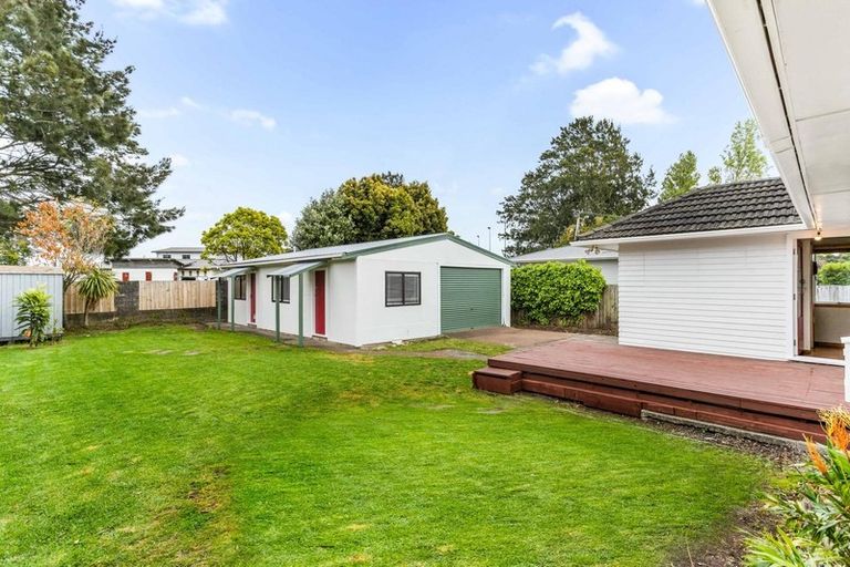 Photo of property in 43 Neil Avenue, Te Atatu Peninsula, Auckland, 0610