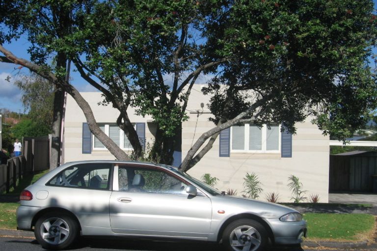 Photo of property in 10 Reid Road, New Lynn, Auckland, 0600