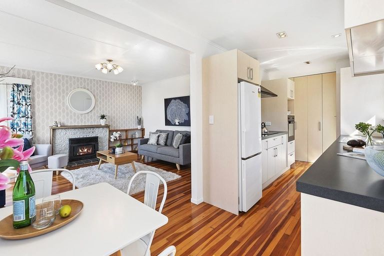 Photo of property in 6 Salford Street, Newlands, Wellington, 6037