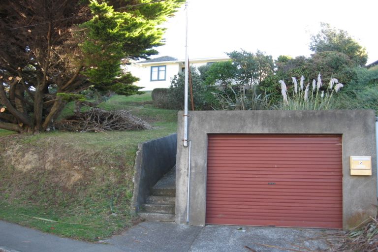 Photo of property in 2 Miles Crescent, Newlands, Wellington, 6037