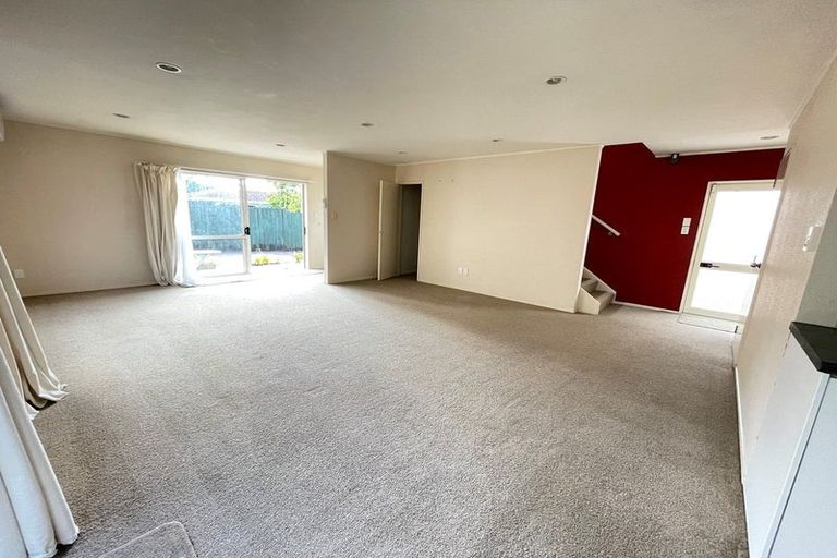 Photo of property in 10 Granville Drive, Massey, Auckland, 0614