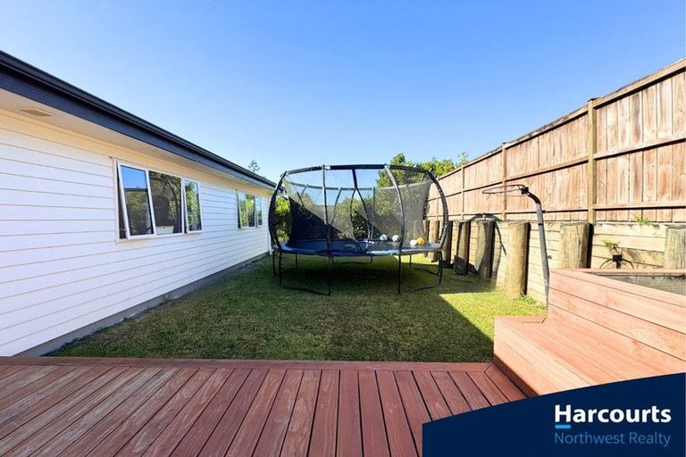 Photo of property in 5 Malbec Place, Huapai, Kumeu, 0810