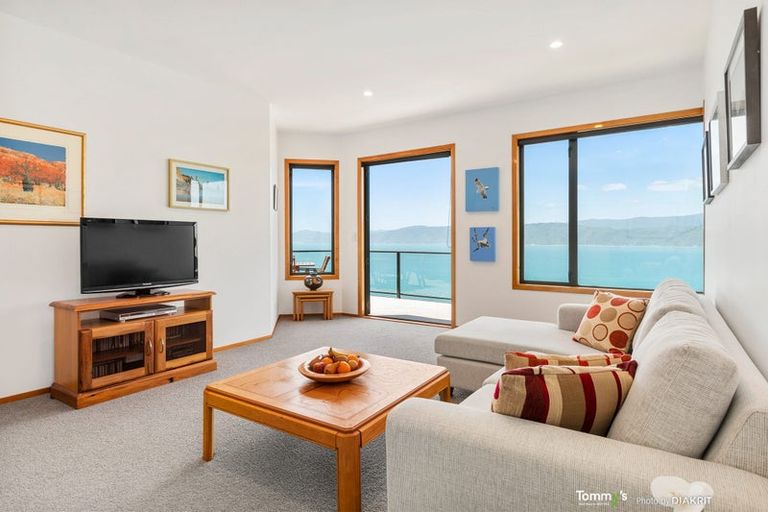 Photo of property in 20 Napier Street, Karaka Bays, Wellington, 6022