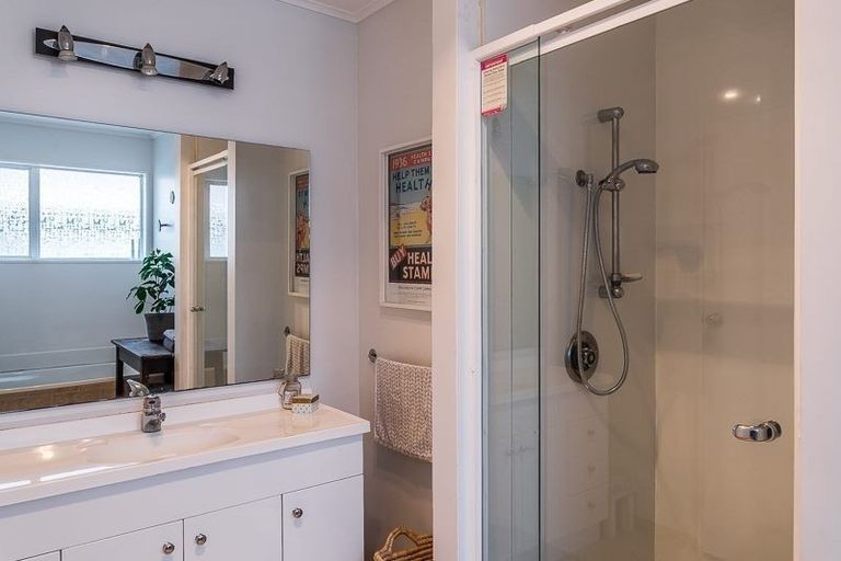 Photo of property in 27 Rewarewa Crescent, Waikanae, 5036