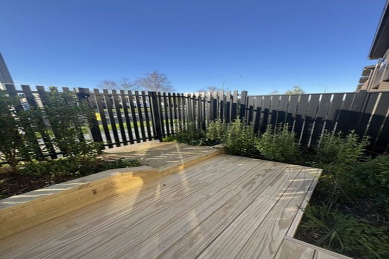 Photo of property in 8/666 Swanson Road, Swanson, Auckland, 0612