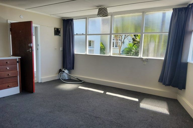 Photo of property in 2 Sugarloaf Road, Brooklyn, Wellington, 6021