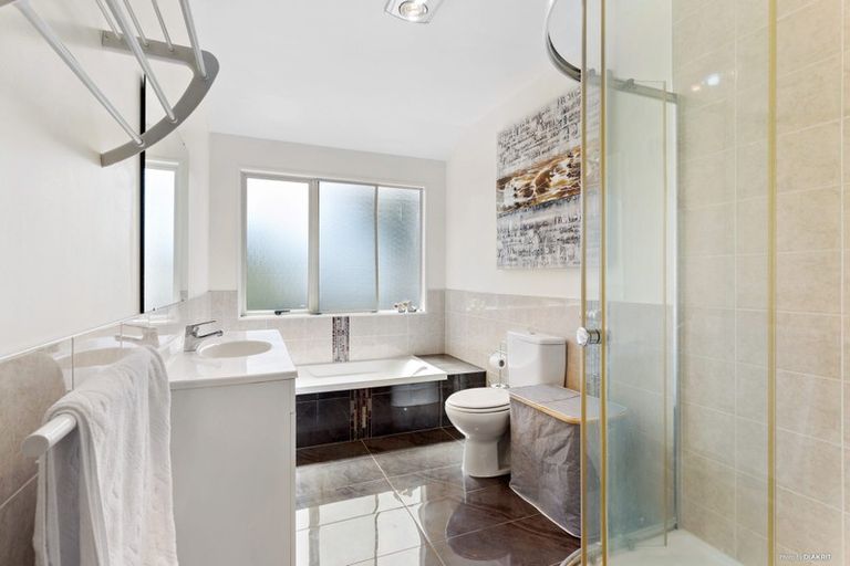 Photo of property in 1/64 Hogans Road, Glenfield, Auckland, 0629