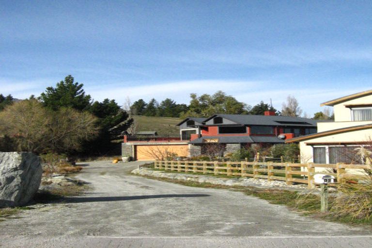 Photo of property in 14 Milward Place, Kelvin Heights, Queenstown, 9300