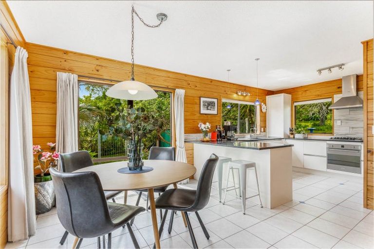 Photo of property in 8 Buckleys Track, Paremoremo, Auckland, 0632