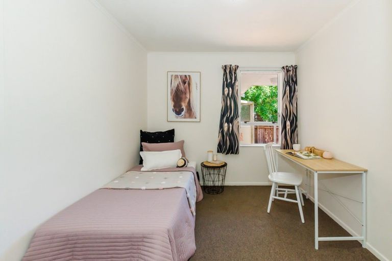 Photo of property in 2a Rewarewa Crescent, Waikanae, 5036