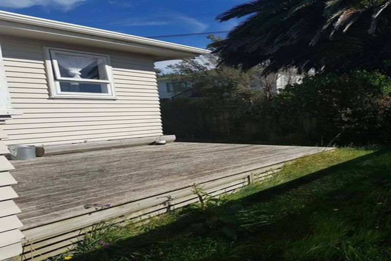 Photo of property in 15 Lyndfield Lane, Newlands, Wellington, 6037