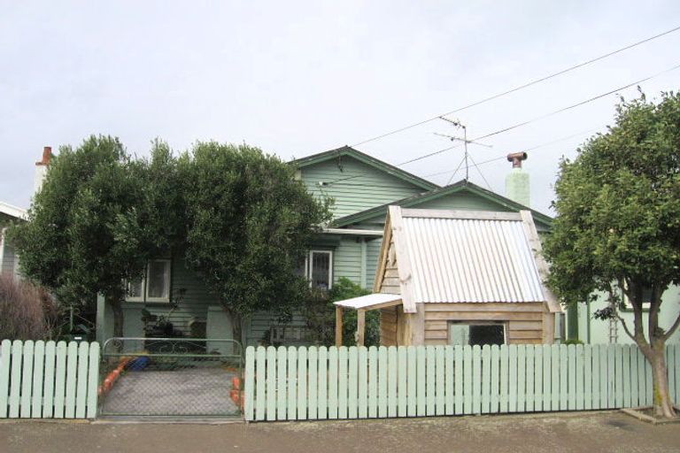 Photo of property in 52 Puru Crescent, Lyall Bay, Wellington, 6022