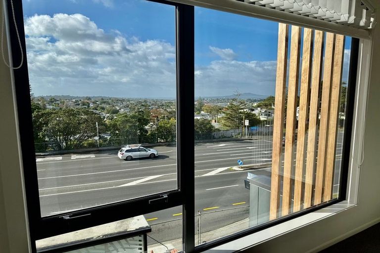 Photo of property in 3/506 Glenfield Road, Bayview, Auckland, 0629