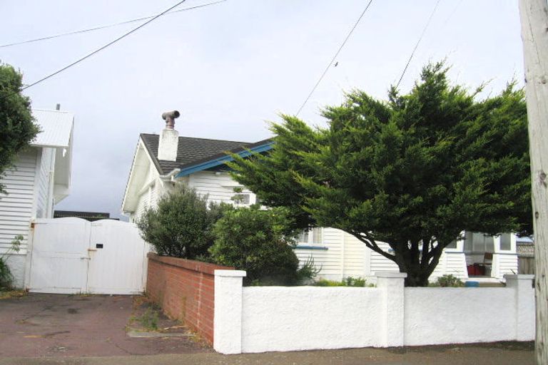Photo of property in 44 Puru Crescent, Lyall Bay, Wellington, 6022
