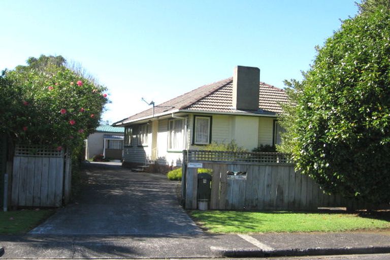 Photo of property in 23 London Street, Te Atatu Peninsula, Auckland, 0610