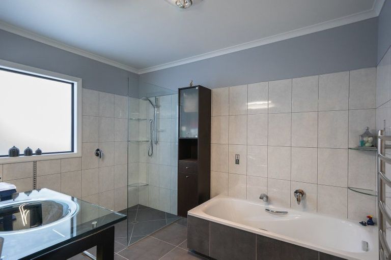 Photo of property in 8a Queenwood Road, Levin, 5510