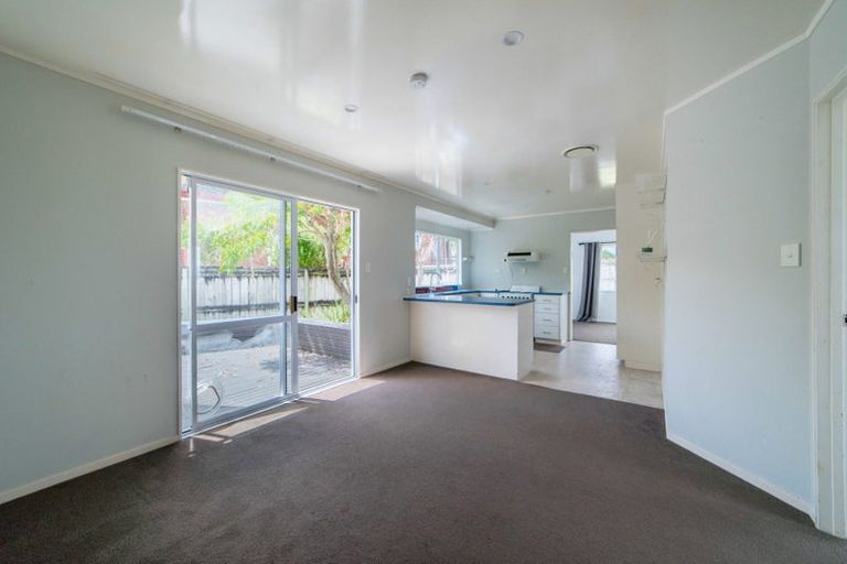 Photo of property in 11 Worthington Place, West Harbour, Auckland, 0618