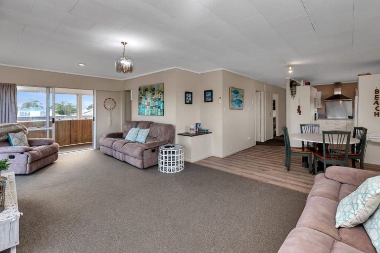 Photo of property in 15 Pyle Road West, One Tree Point, 0118